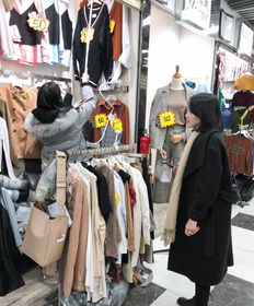 許多英德人的衣服都來自這里 廣州最 平 服裝批發市場,100元就能淘到5件冬裝