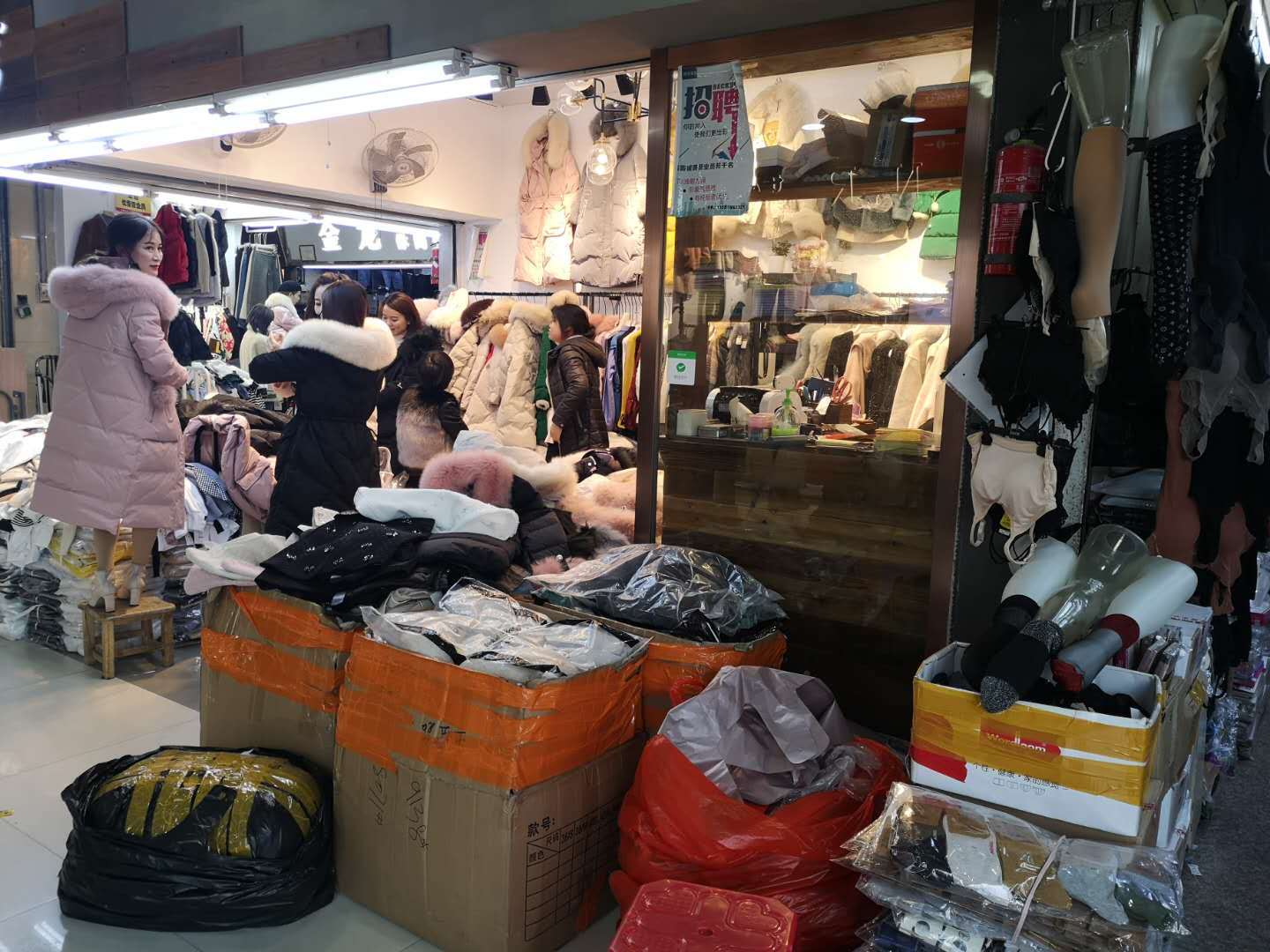 溫州服裝批發(fā)市場(chǎng)里逛了逛,年底了人特別多